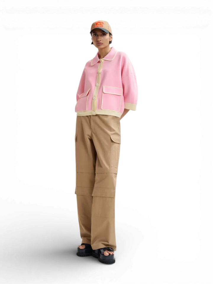 Roze gebreid vest met bloemknopen en contrasterende off-white randen Jugly Essentiel 