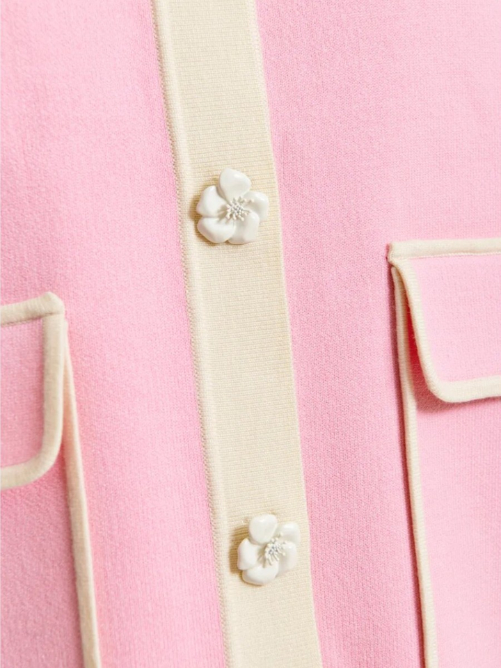 Roze gebreid vest met bloemknopen en contrasterende off-white randen Jugly Essentiel 