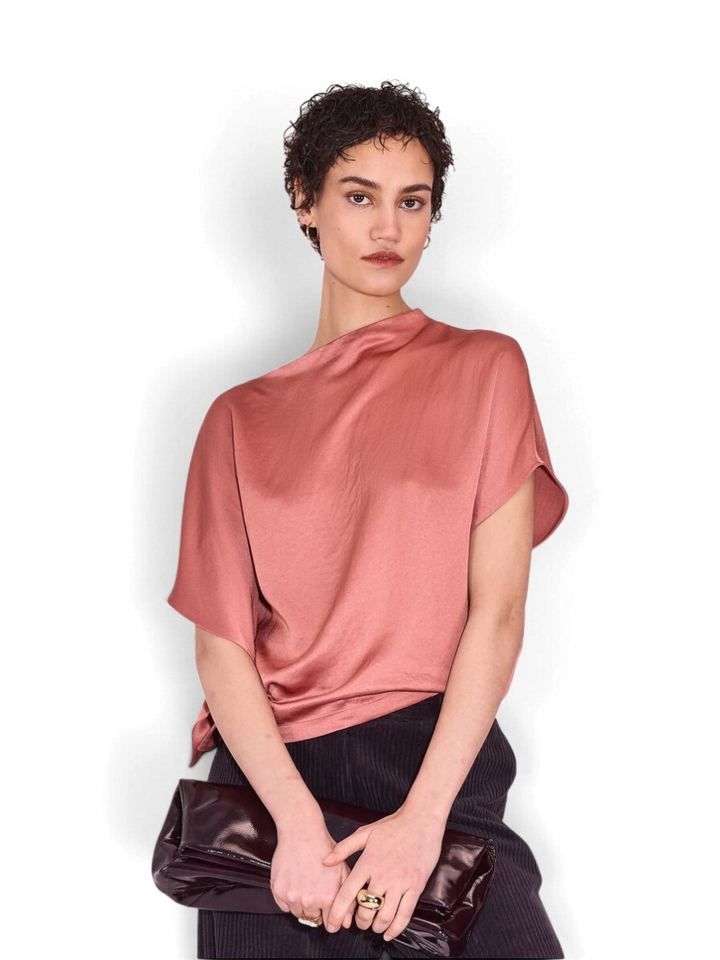 Roze asymmetrische blouse met openvallende drapage aan de linkerarm GERITA Nathalie Vleeschouwer
