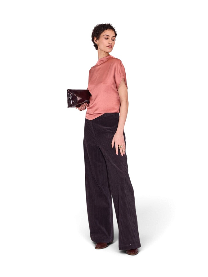 Roze asymmetrische blouse met openvallende drapage aan de linkerarm GERITA Nathalie Vleeschouwer
