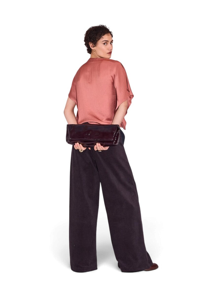 Roze asymmetrische blouse met openvallende drapage aan de linkerarm GERITA Nathalie Vleeschouwer