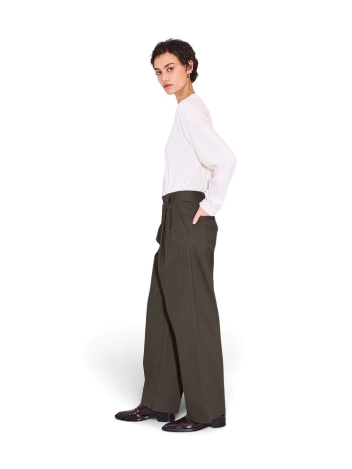 Kaki groene wijde broek met bandplooi Justo Nathalie Vleeschouwer