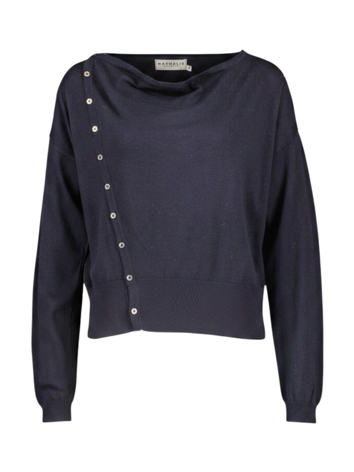 Midnight Blue pull met boothals en schuine knopenrij Jinzhou Nathalie Vleeschouwer 