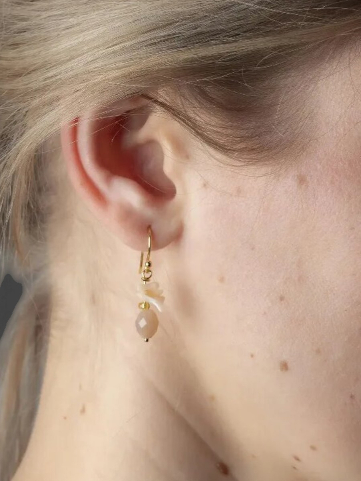 Gouden pink oorbellen Monica Murielle Perrotti 