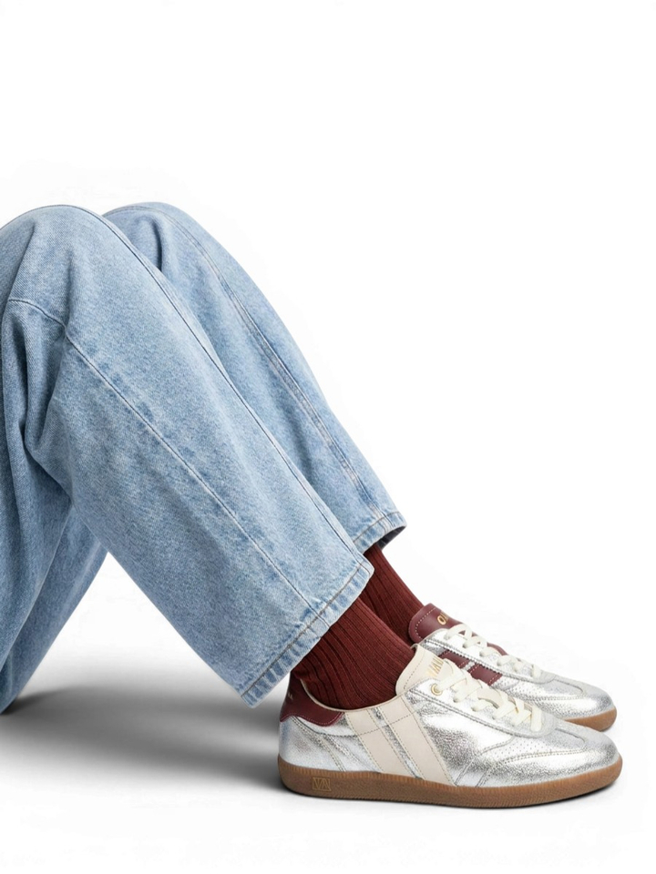 Zilverkleurige lage sneakers met bordeaux accent Pulse Caval