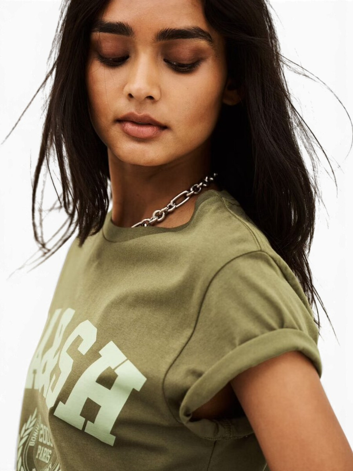 Groene t-shirt met groene letters Ioni Bash 
