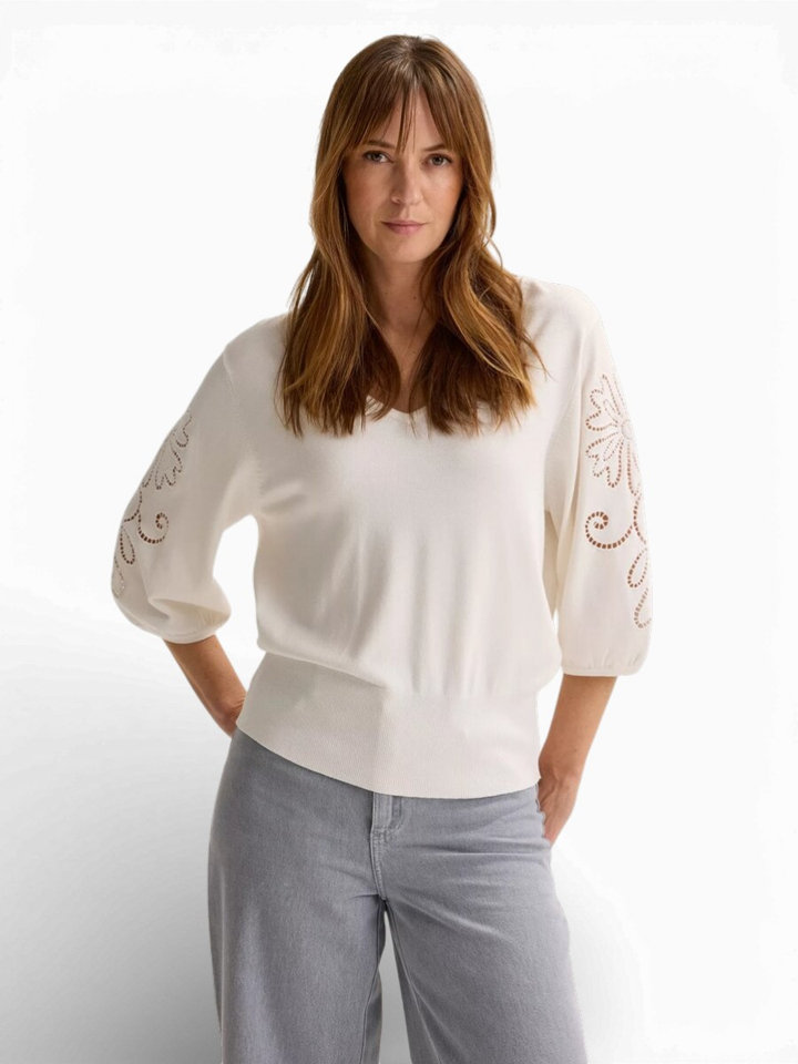 Witte pull met broderie aan de mouw Aagje Mayerline