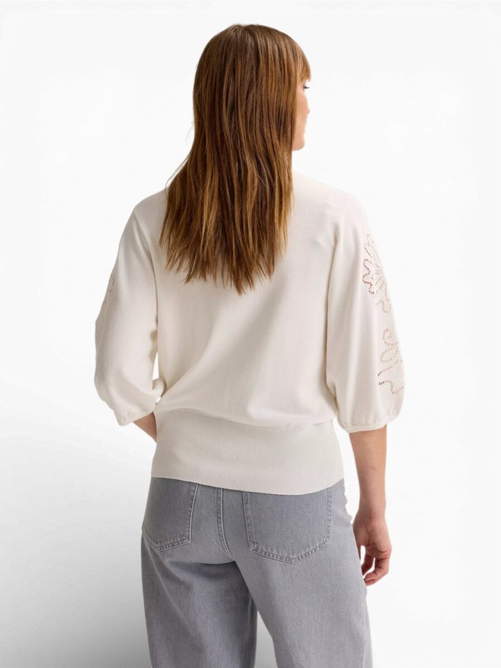 Witte pull met broderie aan de mouw Aagje Mayerline