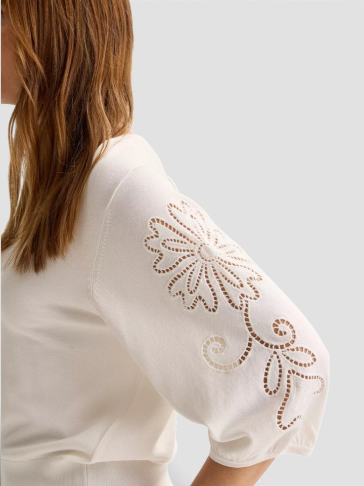 Witte pull met broderie aan de mouw Aagje Mayerline