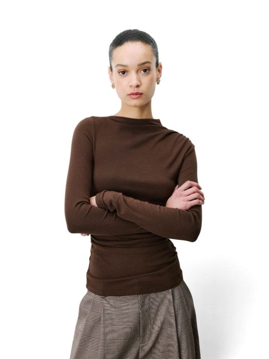 Chocoladebruine aansluitende longsleeve met gedrapeerde zijkanten Aurygny Grace & Mila