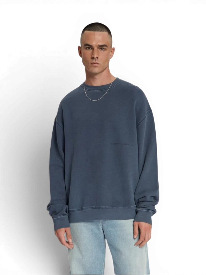 Blauwe dyed sweater loose fit met fijne tekst Torria Law Of The Sea