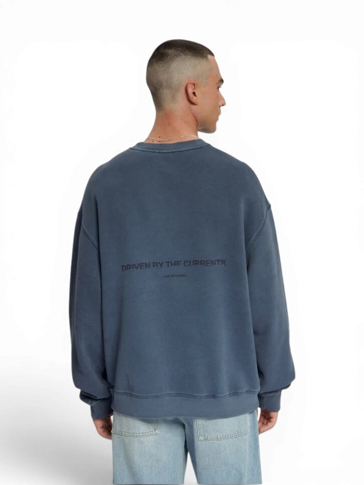 Blauwe dyed sweater loose fit met fijne tekst Torria Law Of The Sea