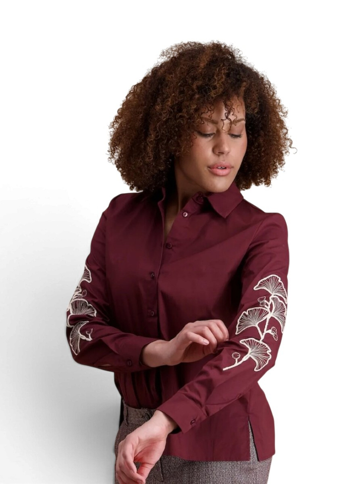 Bordeaux blouse met witte bloemen op de Mouwen Signe Nature