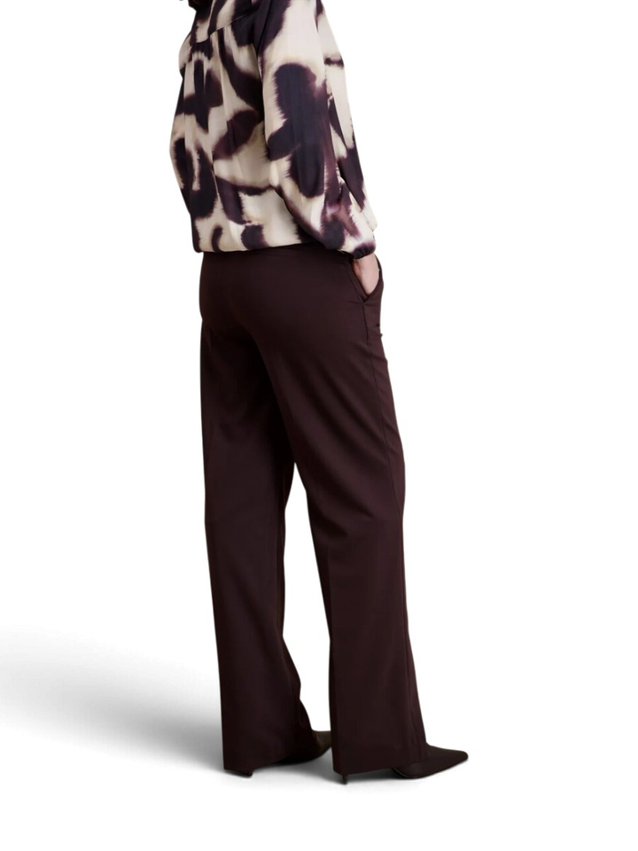 Aubergine kleurige broek met rechte pijpen Signe Nature