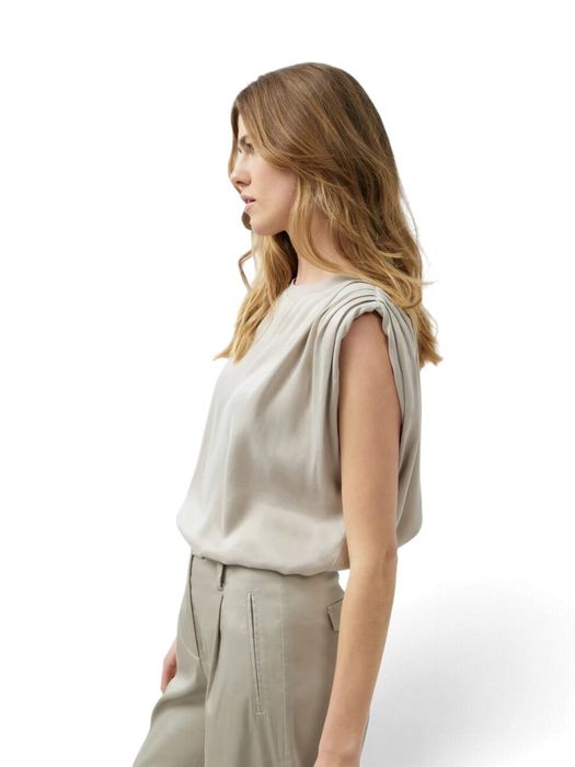 Beige T-shirt met geplooide schoudervulling zonder mouwen Yaya