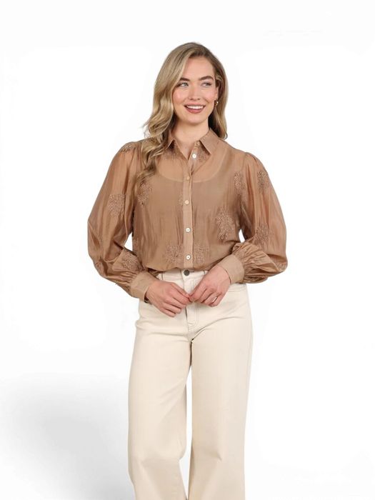 Toffee kleurige bloes met broderie Milanova Nukus