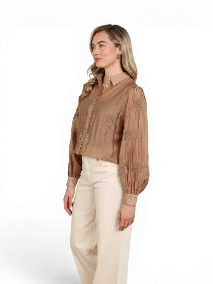 Toffee kleurige bloes met broderie Milanova Nukus