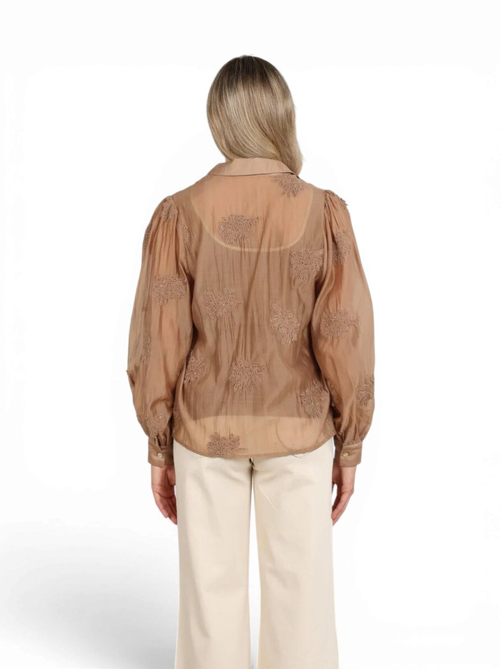 Toffee kleurige bloes met broderie Milanova Nukus