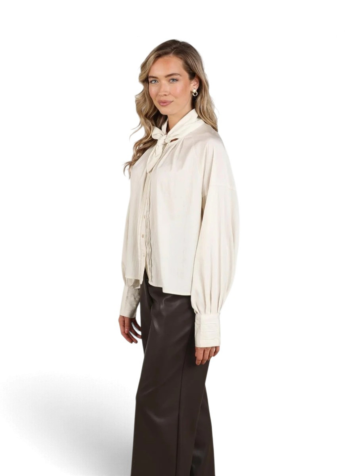 Witte bloes met strik Alexandra Nukus