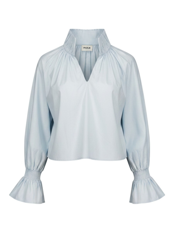 Sky blue blouse met rufflekraag en gesmokte manchetten Fleur Rae