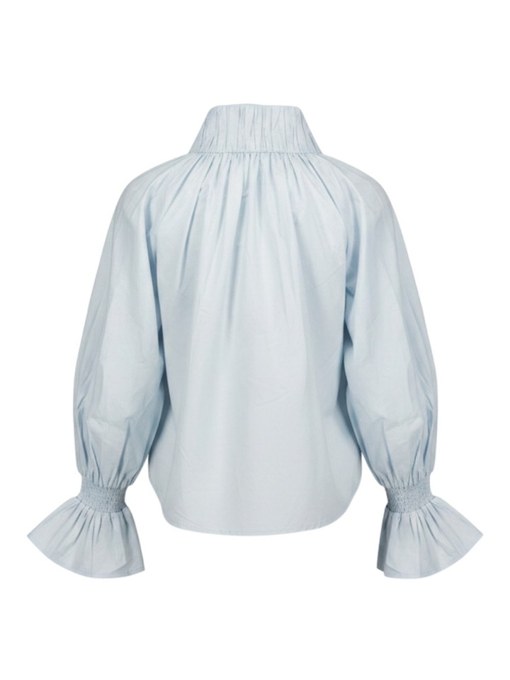 Sky blue blouse met rufflekraag en gesmokte manchetten Fleur Rae