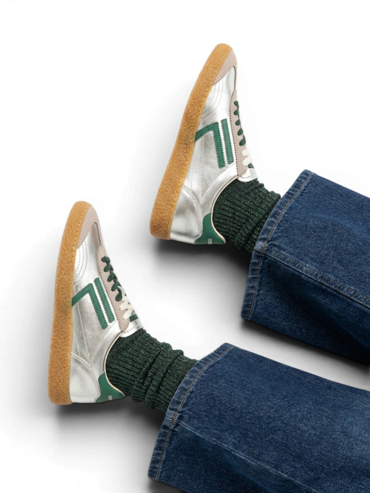 Zilverkleurige lage sneakers met groen detail