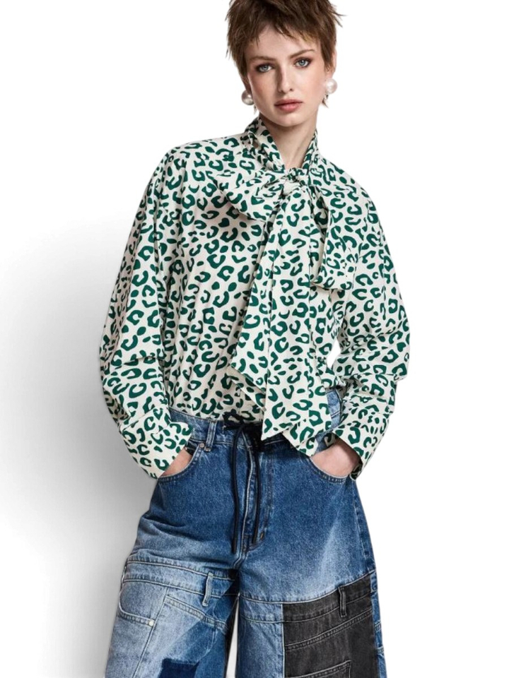 Donkergroene en gebroken witte blouse met luipaardprint en strik Khaleesi Essentiel