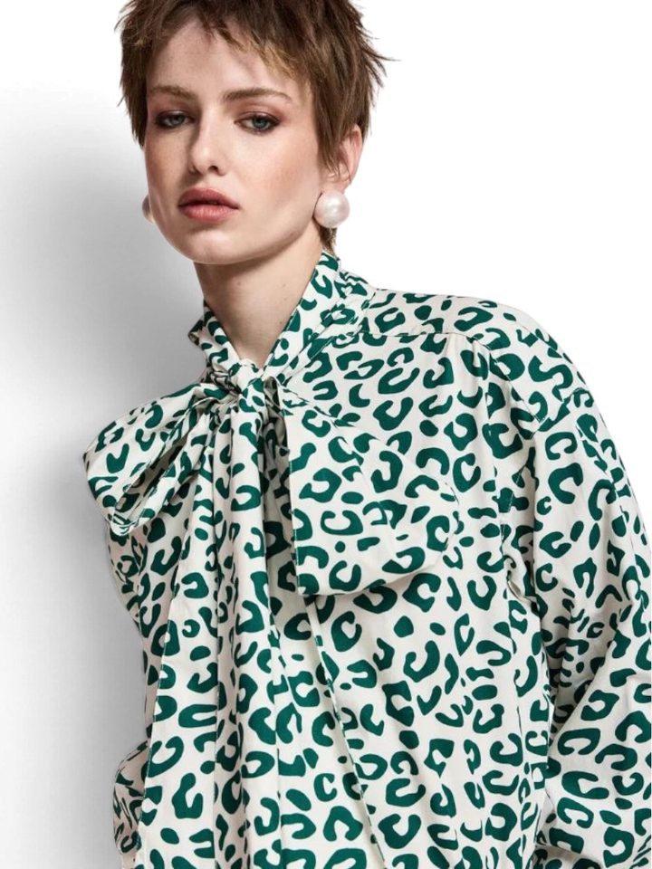 Donkergroene en gebroken witte blouse met luipaardprint en strik Khaleesi Essentiel