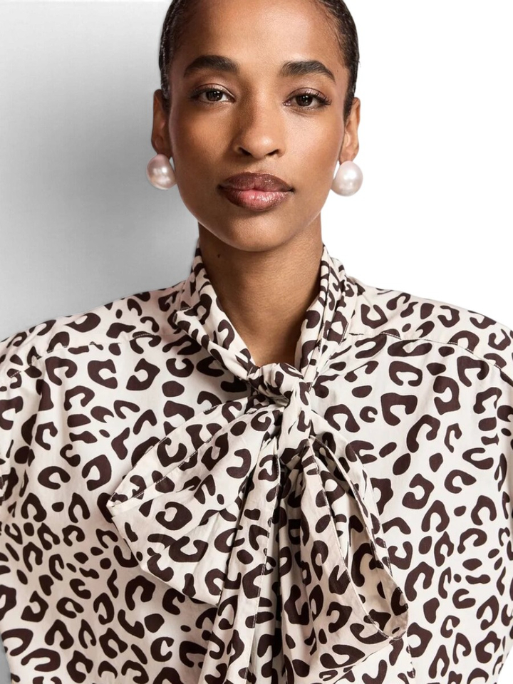 Bruine en crèmekleurige blouse met luipaardprint en strik KHALEESI Essentiel