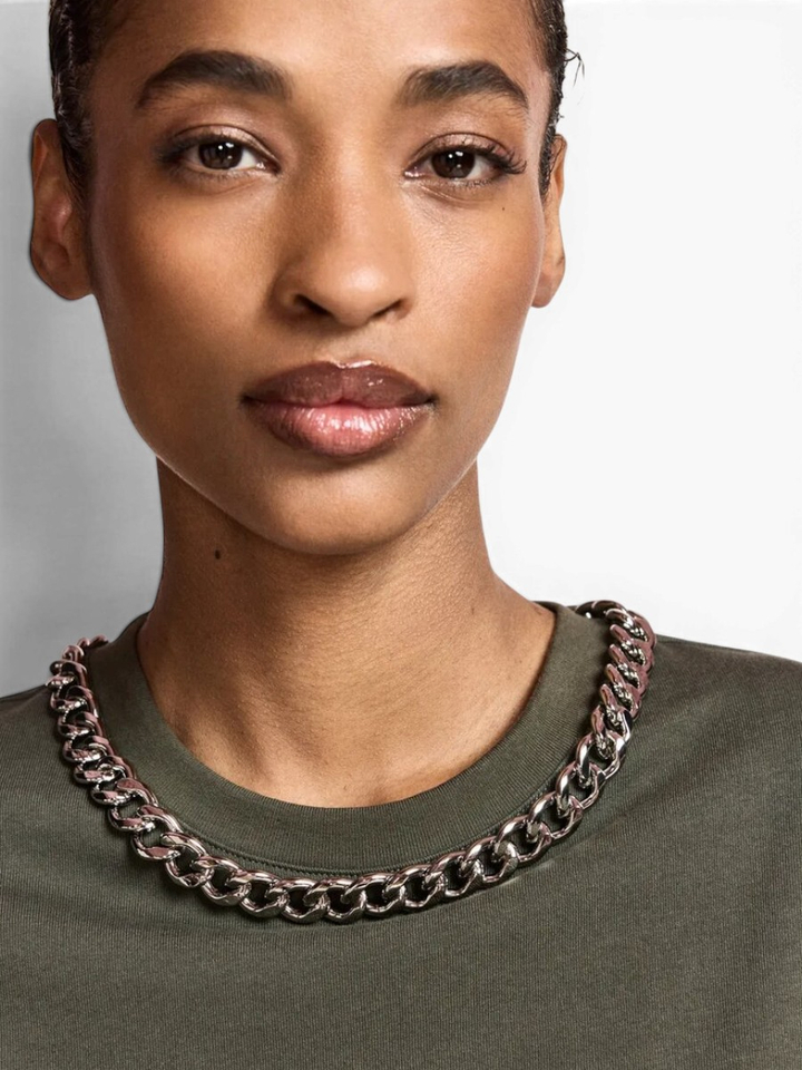 Olijfgroen T-shirt van biologisch katoen met ketting Klaim Essentiel 