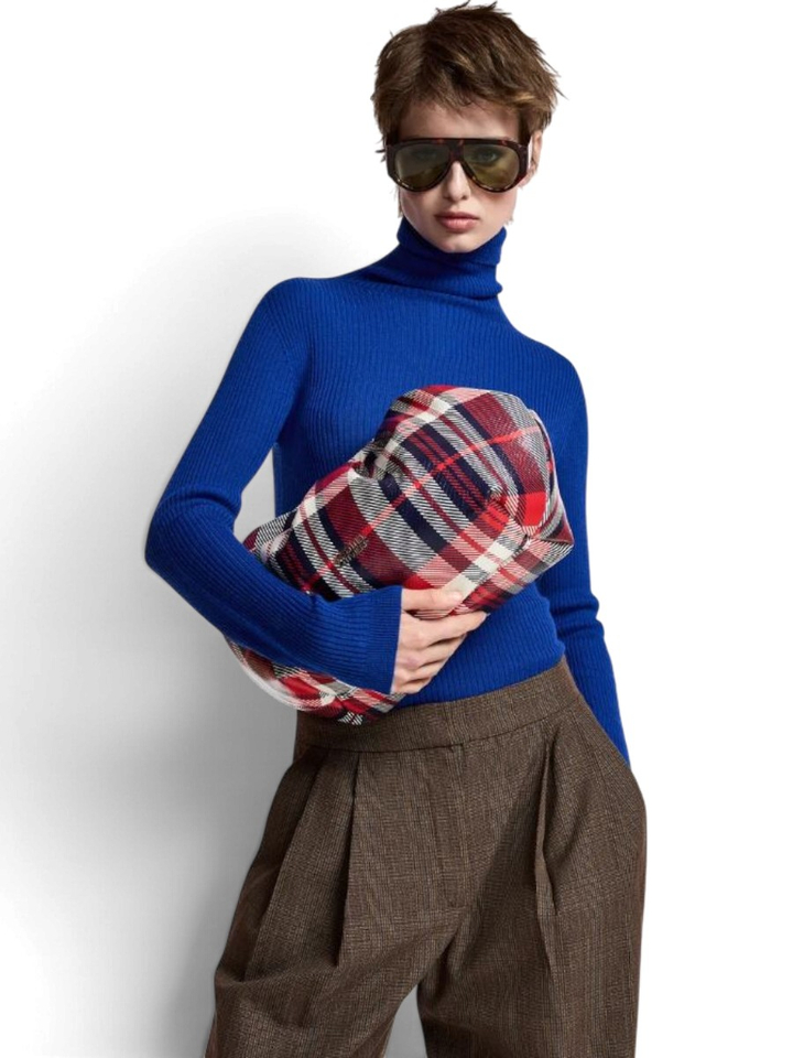 Blauwe wollen aansluitende pull met rolkraag in ribbel Kelmuse Essentiel