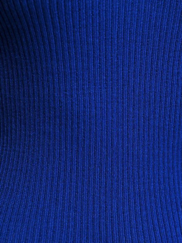 Blauwe wollen aansluitende pull met rolkraag in ribbel Kelmuse Essentiel