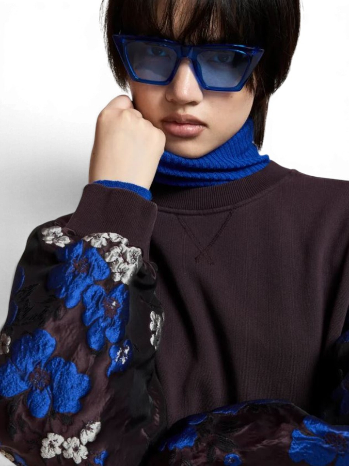 Bordeaux sweater met geborduurde wijde bloemenmouwen Kueer Essentiel