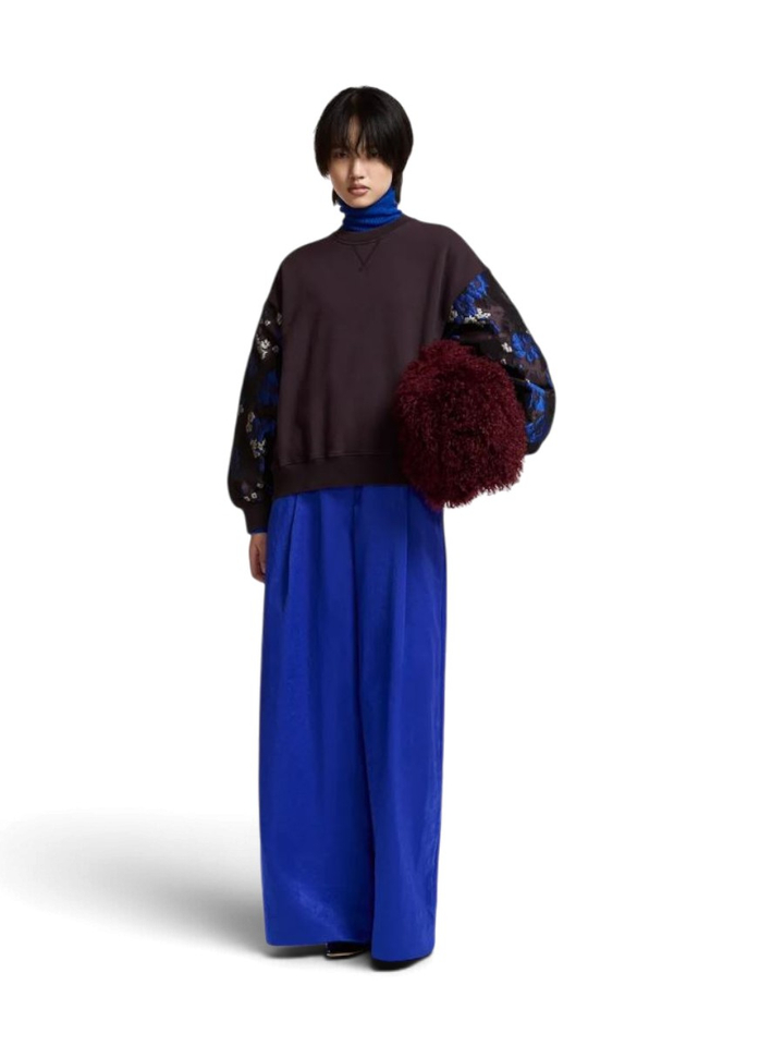 Bordeaux sweater met geborduurde wijde bloemenmouwen Kueer Essentiel
