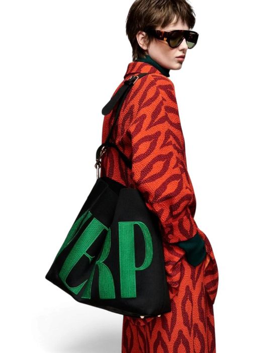 Zwarte en groene shopper met geborduurd Antwerp-logo Karoll Essentiel