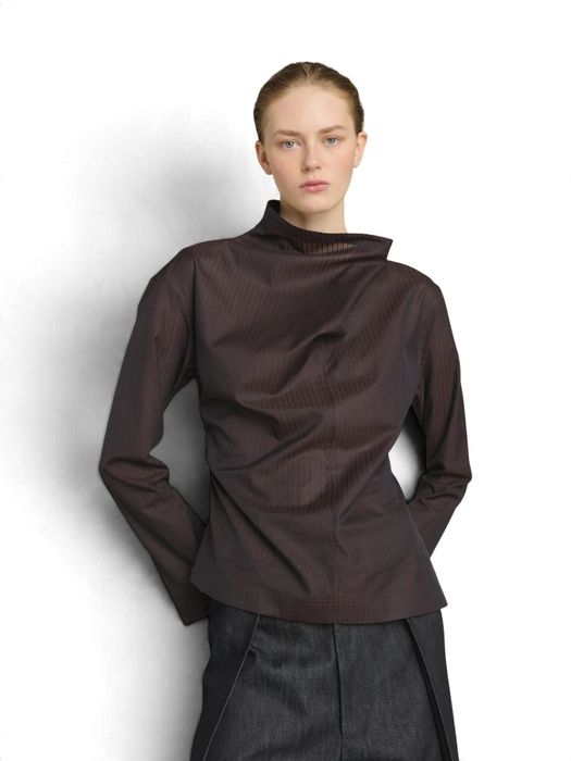 Donkerbruine fijn gestreepte getailleerde blouse met opstaande kraag en knoopdetail Lana Soeur