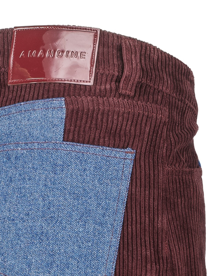 Blauwe denim broek met bordeaux ribfluwelen zijpanelen Joan Amandine 