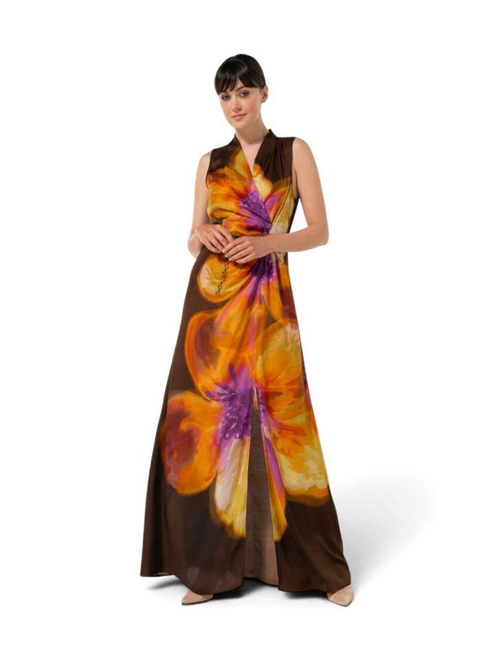 Bruine elegante maxi gala jurk in bloemenprint met een zijden glans Caroline Biss 