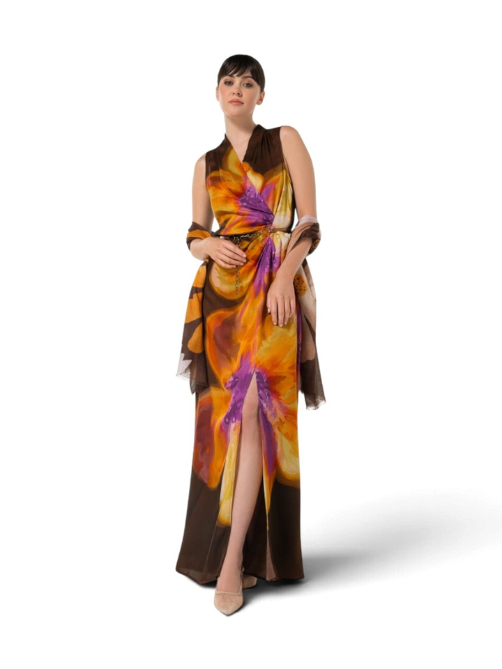 Bruine elegante maxi gala jurk in bloemenprint met een zijden glans Caroline Biss 
