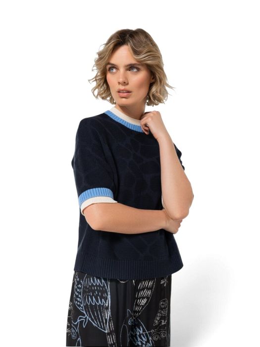 Donkerblauwe pull met details aan de hals en mouwen Caroline Biss