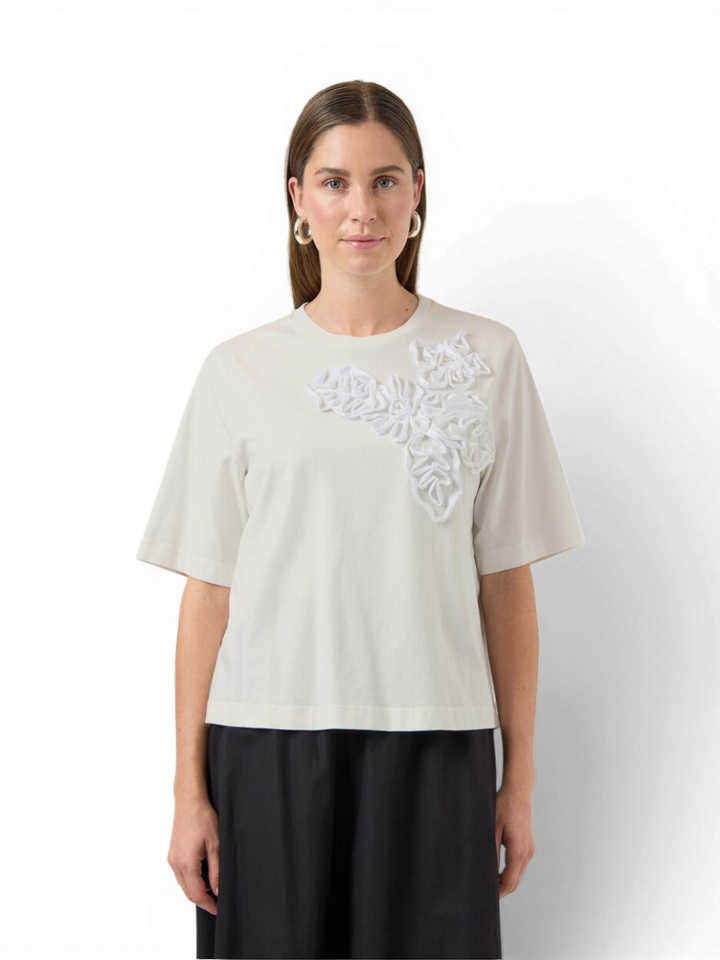 Witte T-shirt met sierlijk detail Yasvisely Y.A.S. 