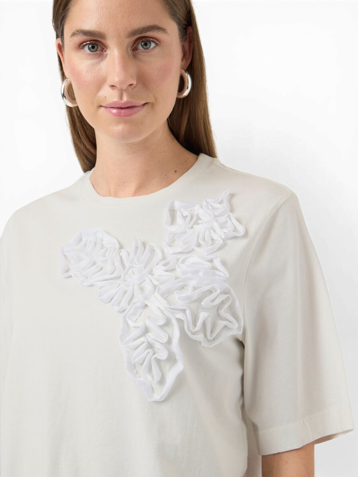 Witte T-shirt met sierlijk detail Yasvisely Y.A.S. 