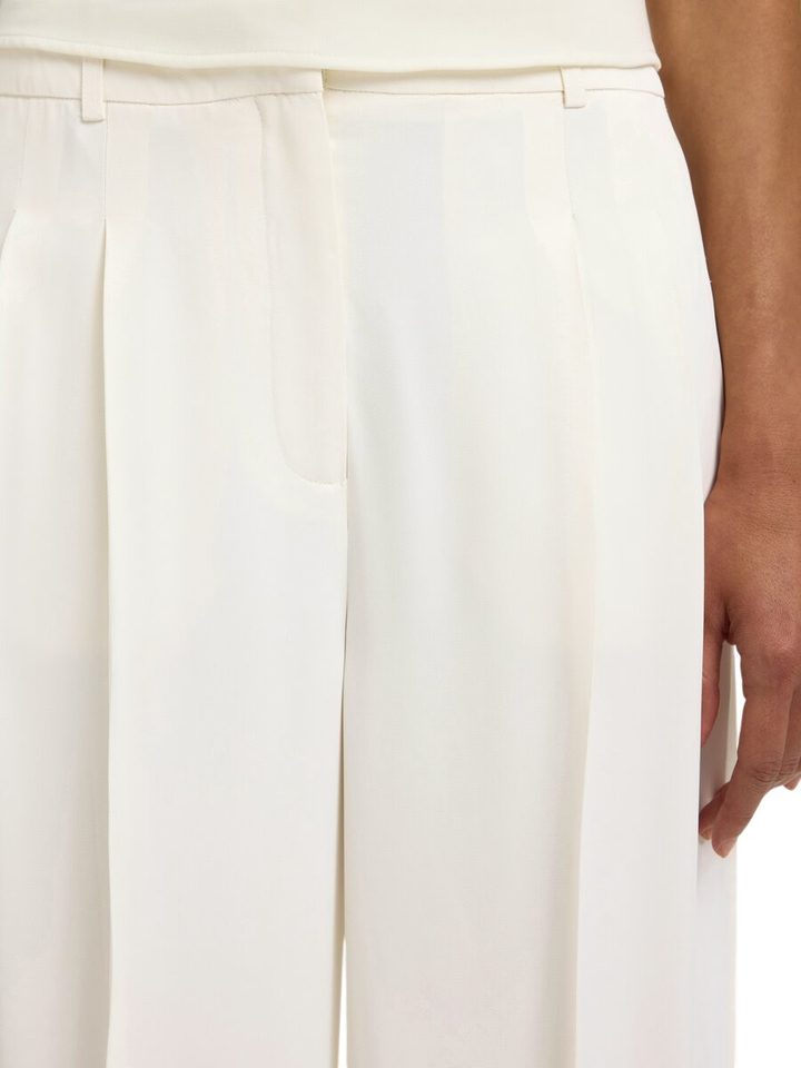 Witte soepeelvallende broek met bandplooi Selected