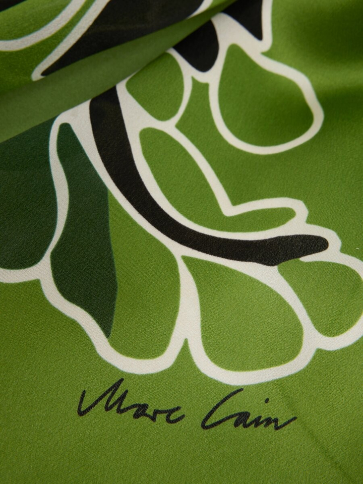 Groene zijden sjaal met hibiscusbloemen Marccain 