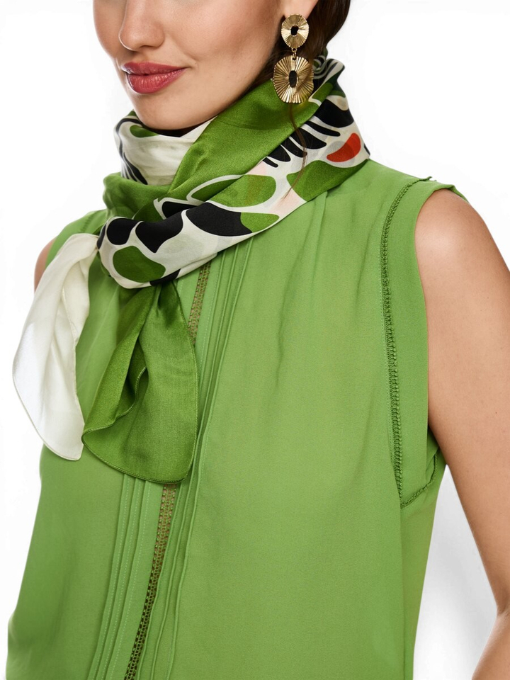 Groene zijden sjaal met hibiscusbloemen Marccain 