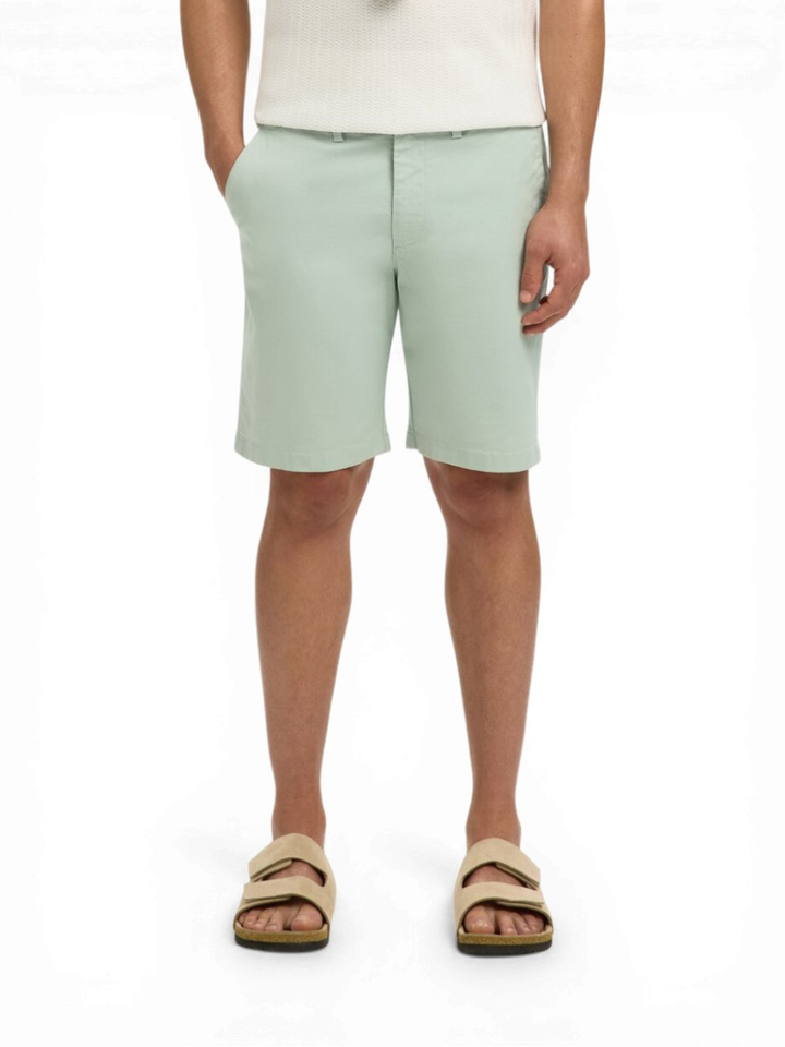 Lichtgroene short Selected