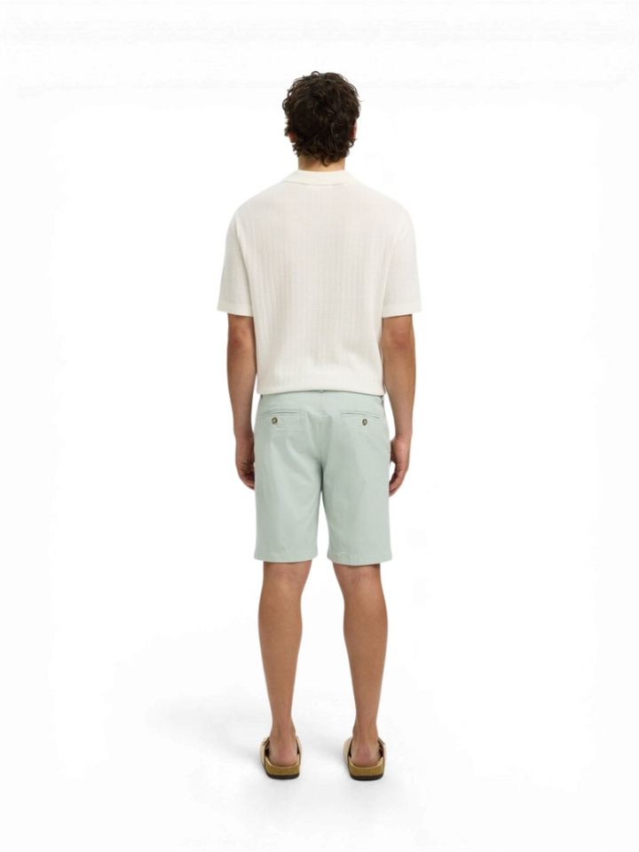 Lichtgroene short Selected