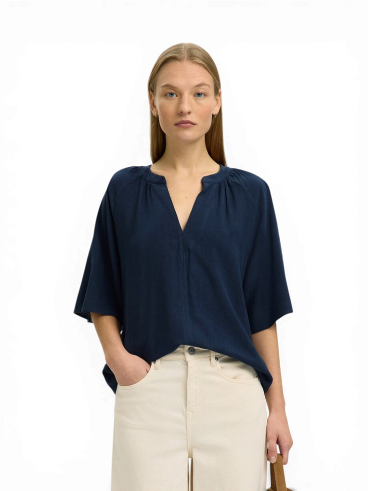 Donkerblauwe blouse met V-hals Selected 