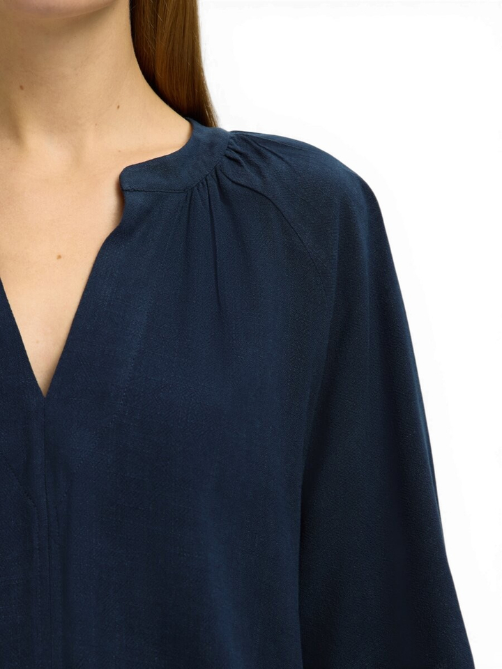 Donkerblauwe blouse met V-hals Selected 