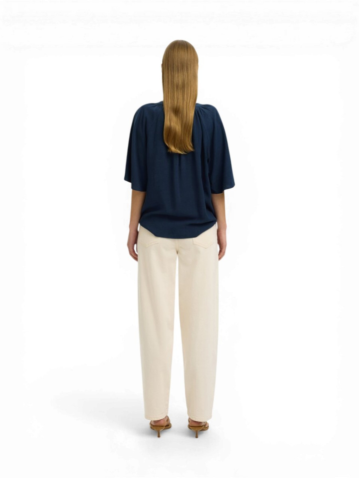 Donkerblauwe blouse met V-hals Selected 